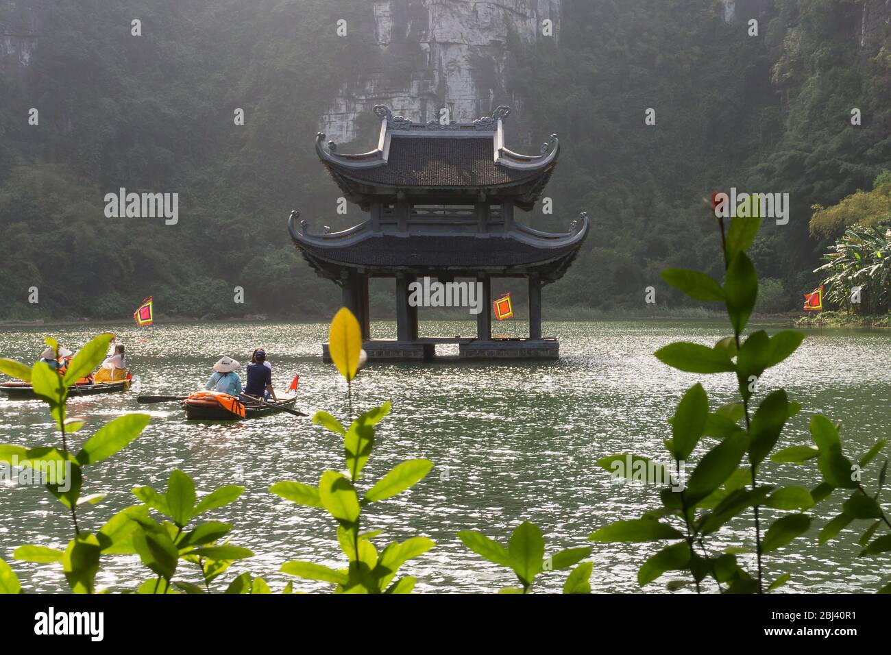 Vietnam Trang an Landscape - un temple flottant à Trang an dans le delta de la rivière Rouge dans la province de Ninh Binh au nord du Vietnam, en Asie du Sud-est. Banque D'Images