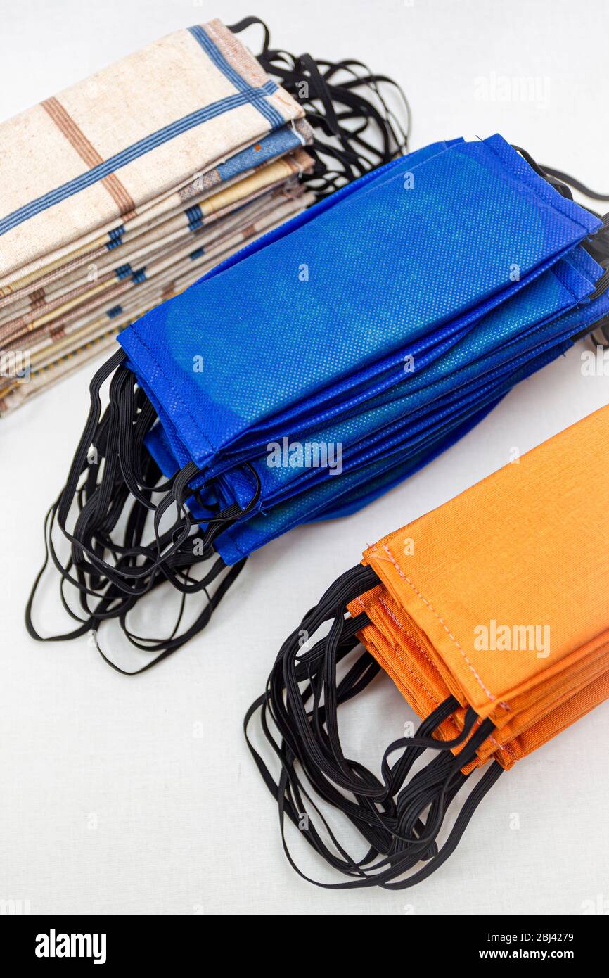 Masques anti-cotivid fabriqués par une couturière Banque D'Images Masques anti-cotivid fabriqués par une couturière Banque D'Images