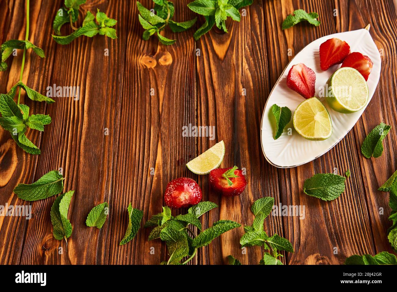 la cuisine du cocktail d'été frais et frais frais avec fraises, glace et menthe et autour des baies sont des fraises et de la chaux mûres Banque D'Images