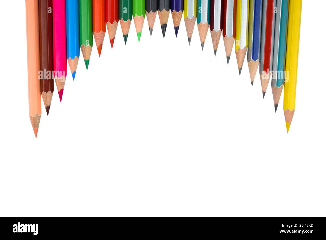 De nombreux crayons de couleur en bois différents placés dans une rangée en forme de vague devant un fond blanc Banque D'Images