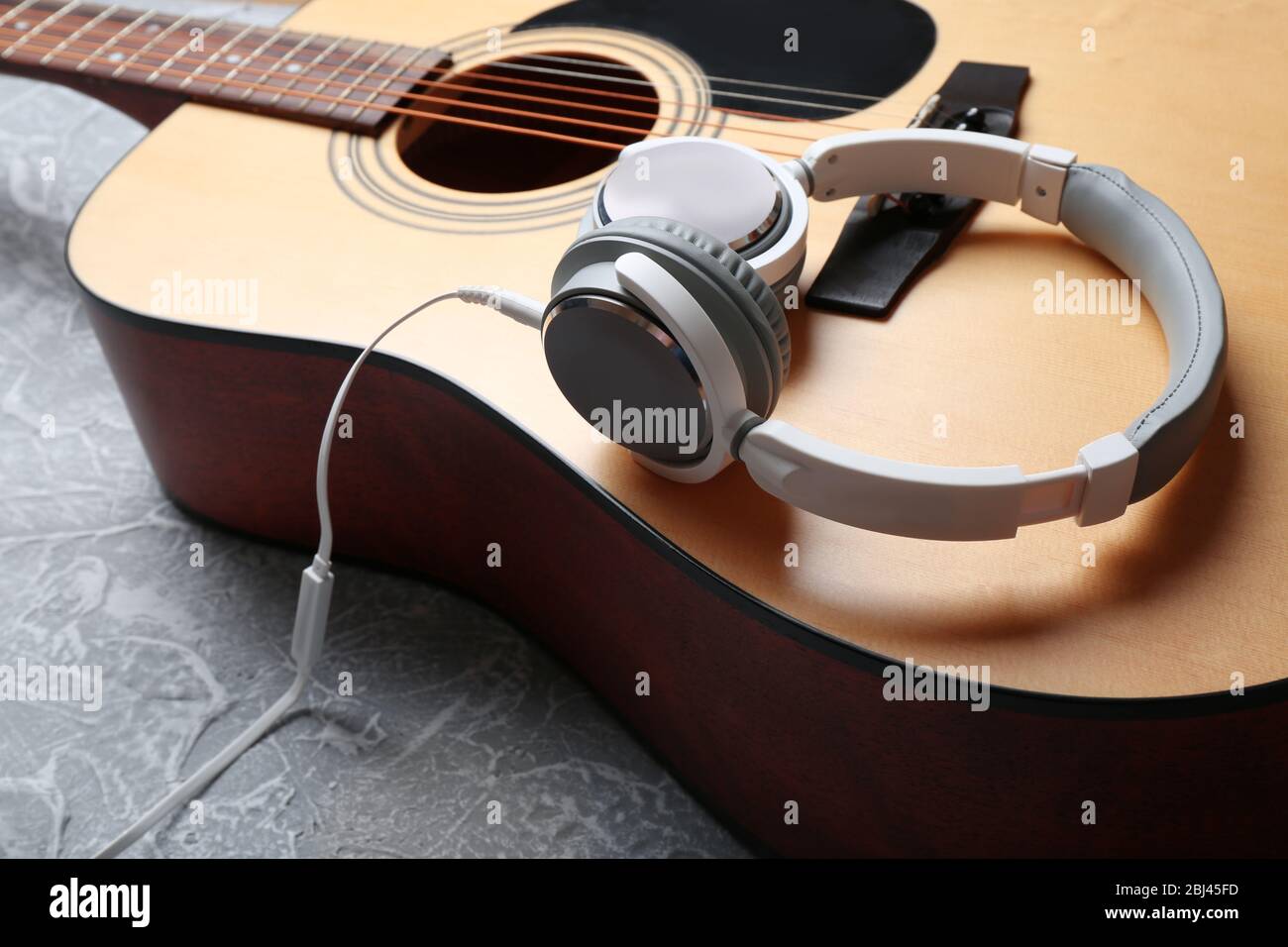 Guitare classique et casque, gros plan Photo Stock - Alamy
