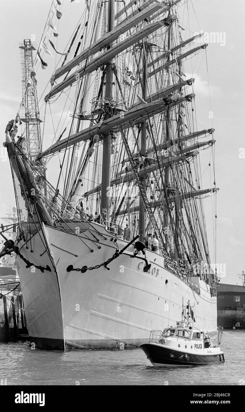Le grand navire le Ceaob amarré au port de Southampton avec la police du Hampshire lance Sir James Scott, Southampton Water, Southampton, Hampshire, Angleterre, Royaume-Uni Banque D'Images