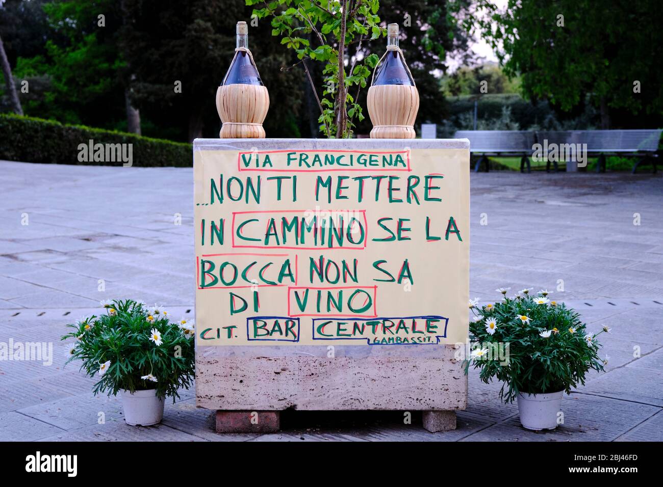 Citation sur le vin. Solo Backpacker Trekking sur la via Francigena de Lucca à Sienne. Marcher entre la nature, l'histoire, les églises, les villages anciens. Banque D'Images