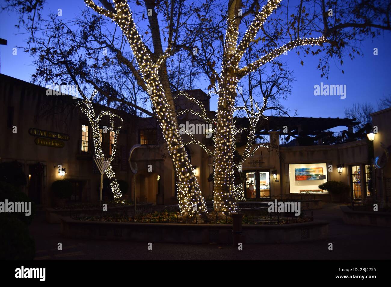 Sedona, AZ. États-Unis 31 décembre 2019.Tlaquepaque village. Lumières de vacances, guirlandes, couronnes et pointsettias. Boutiques pittoresques, restaurants raffinés Banque D'Images