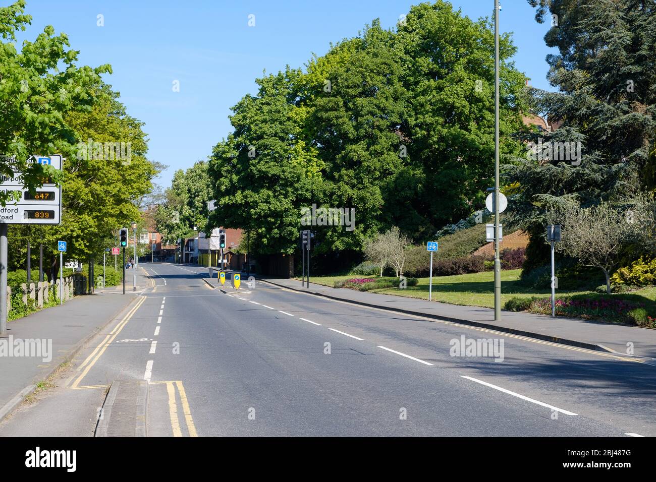 Route vide à Guildford Surrey Royaume-Uni - Covid-19 verrouillé Banque D'Images