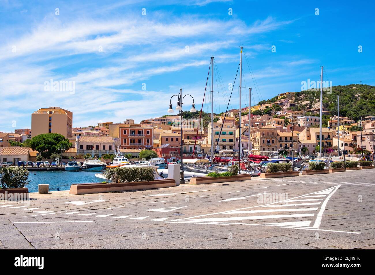 La Maddalena, Sardaigne / Italie - 2019/07/17: Vue panoramique sur le port de la Maddalena - Porto di Cala Gavetta - et le quartier de la marina à la mer Tyrrhénienne Banque D'Images