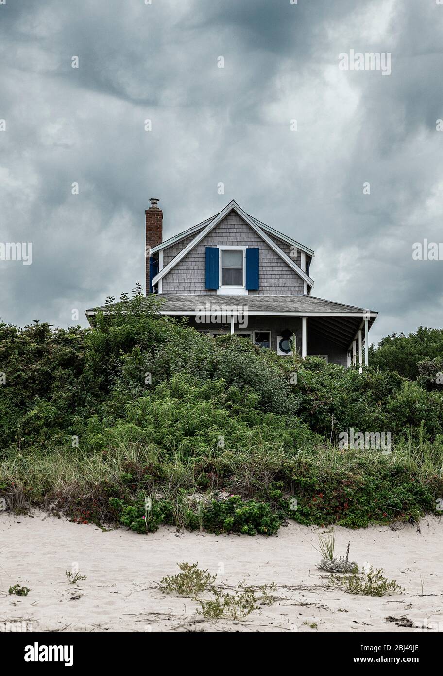 Beach House pendant la tempête en attente à Cape Cod dans le Massachusetts. Banque D'Images