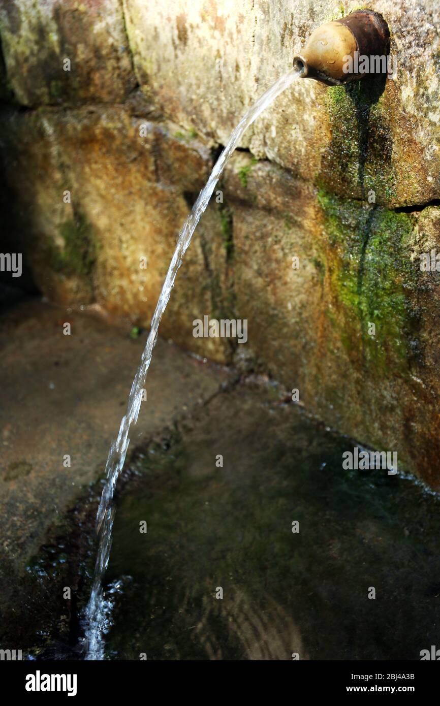 Jet d'eau de source potable des roches Banque D'Images