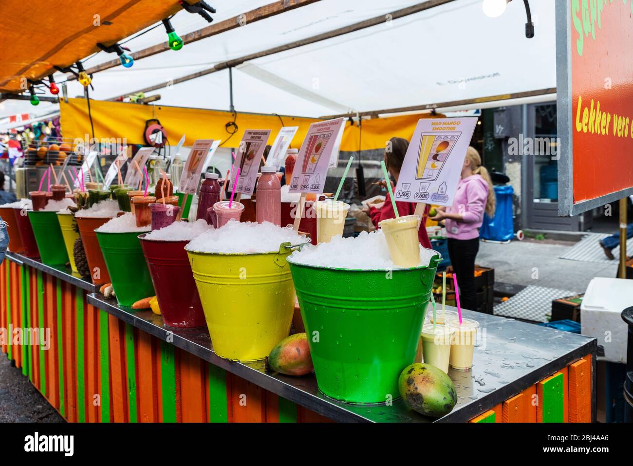 Amsterdam, Pays-Bas - 8 septembre 2018 : jus de fruits et smoothie en cubes de couleur dans un magasin de fruits et légumes du marché Albert Cuyp, restauration de rue Banque D'Images