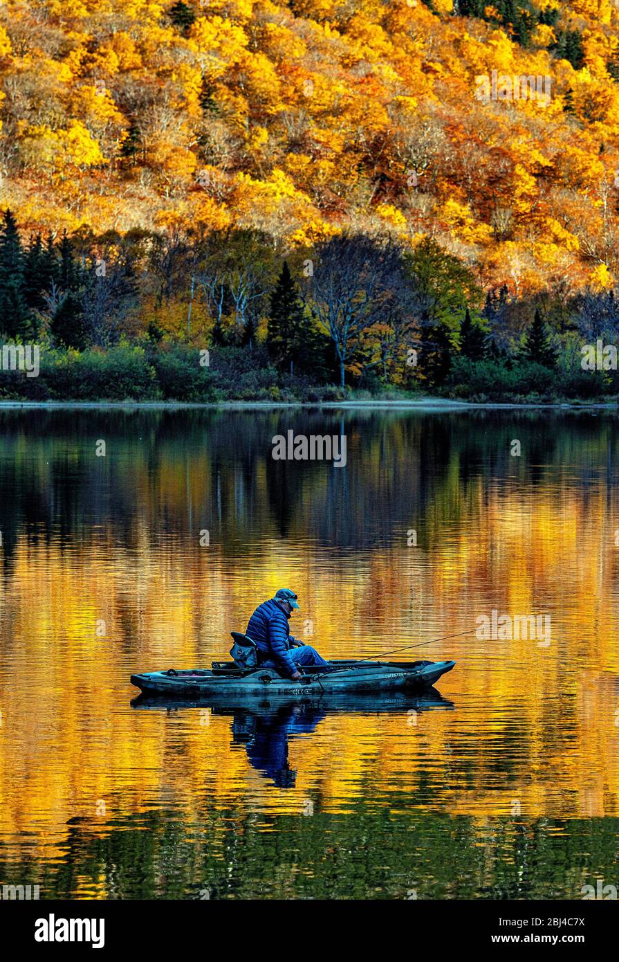 Pêche de l'homme à partir d'un kayak dans le lac Profile, dans le New Hampshire. Banque D'Images