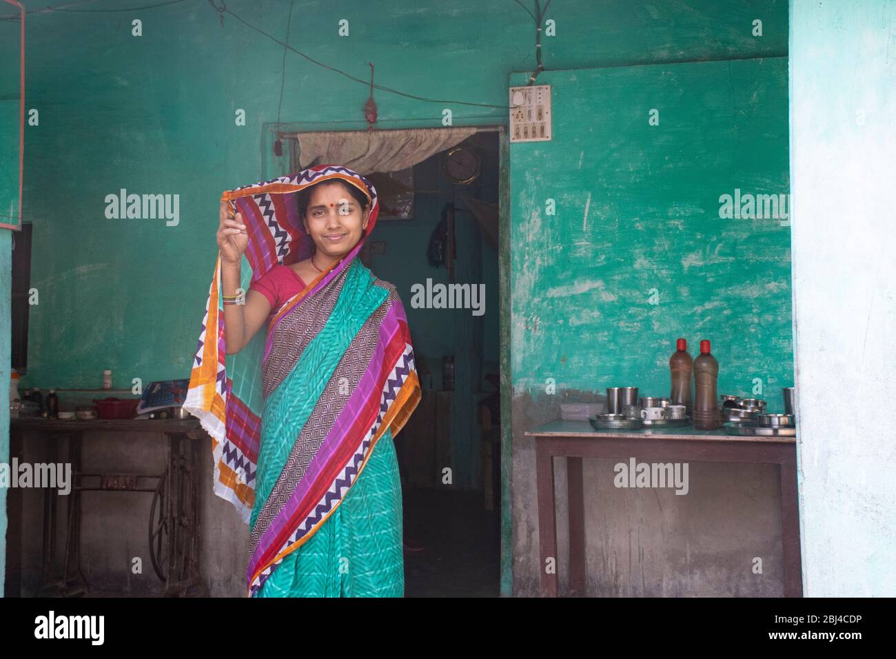 Femme indienne tenant un voile sur sa tête Banque D'Images