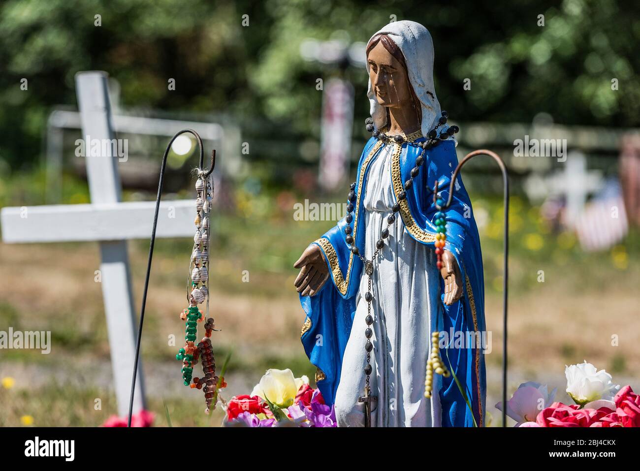 Statue de sainte Mère à un lieu de sépulture. Banque D'Images