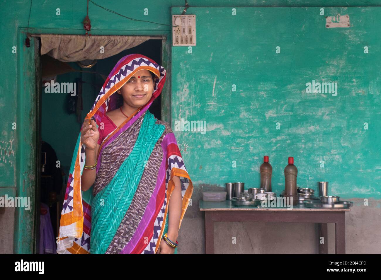 Femme indienne tenant un voile sur sa tête Banque D'Images