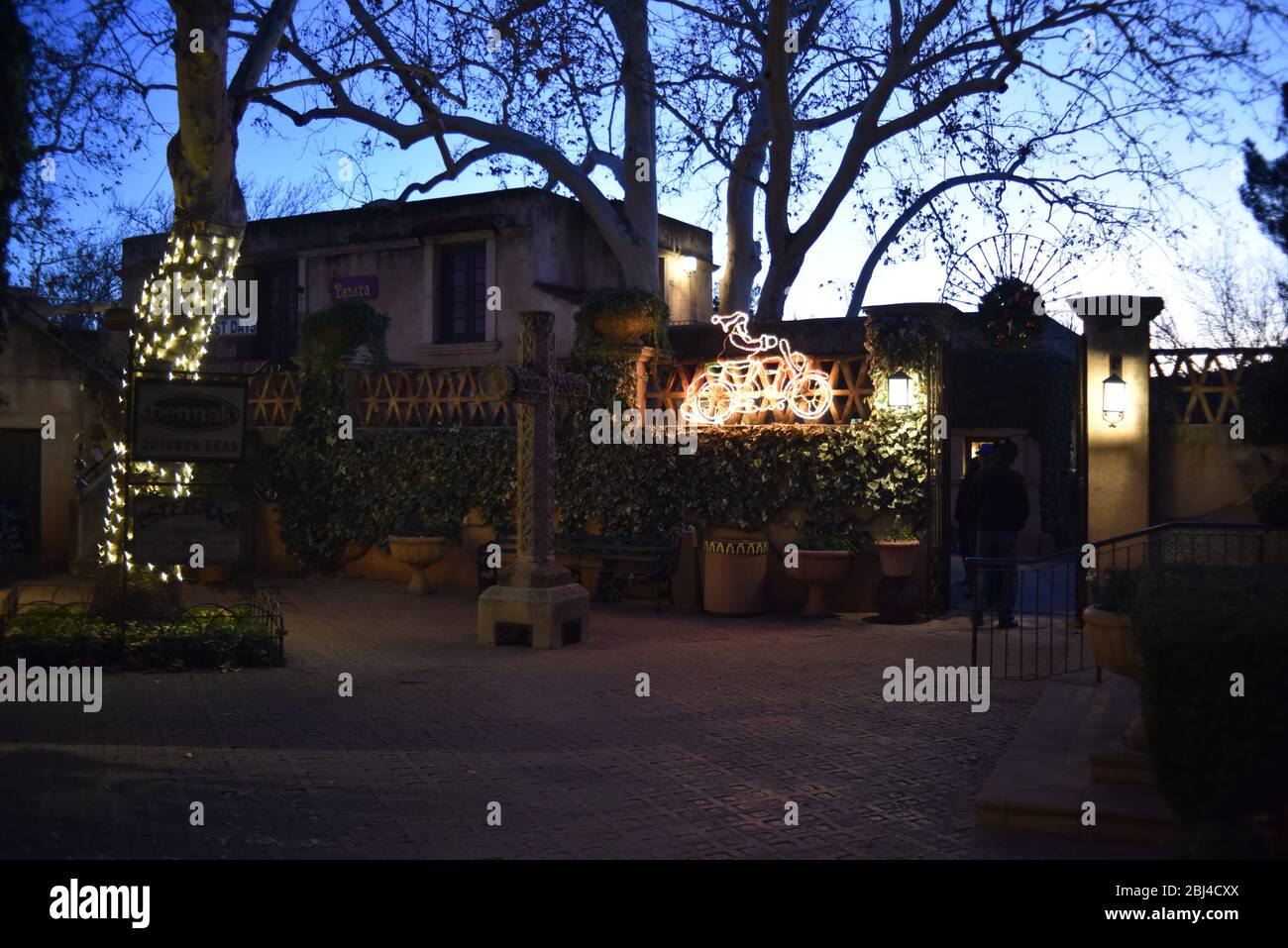 Sedona, AZ. États-Unis 31 décembre 2019.Tlaquepaque village. Lumières de vacances, guirlandes, couronnes et pointsettias. Boutiques pittoresques, restaurants raffinés Banque D'Images