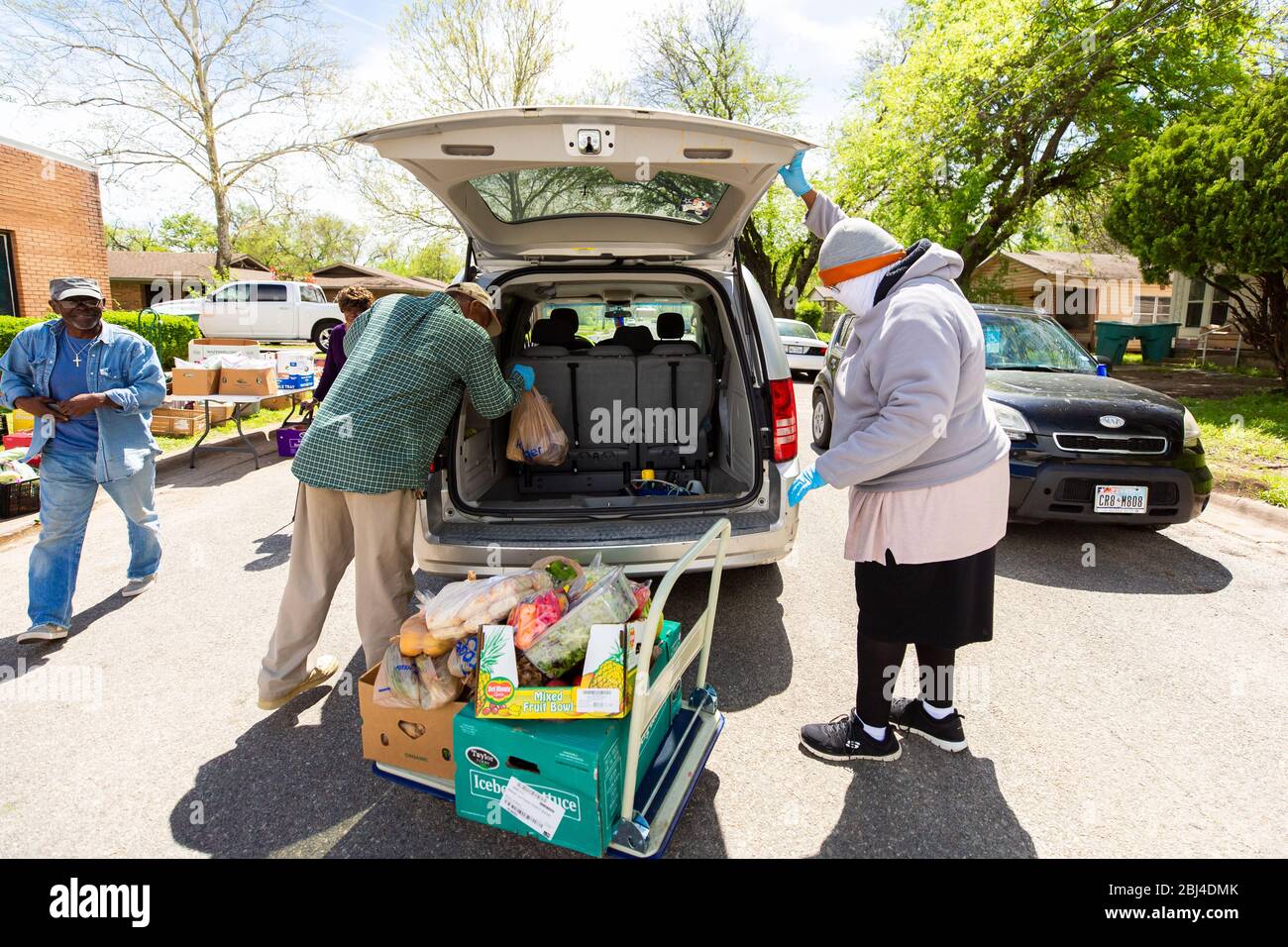 Sherman, TX / États-Unis - 1 avril 2020: Membres de l'église épiscopale méthodiste chrétienne de St Jean à Sherman, Texas, hôte d'un essai de nourriture en voiture. Banque D'Images