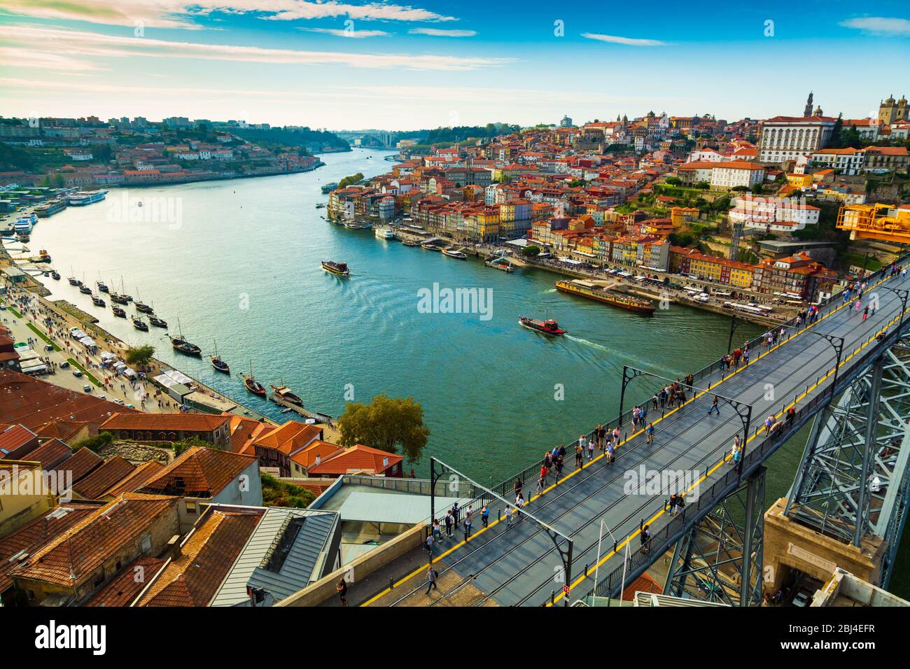 Porto, Portugal : vue pittoresque de la vieille ville de Riberia et pont Ponte de Dom Luis sur le Douro vu d'en haut Banque D'Images