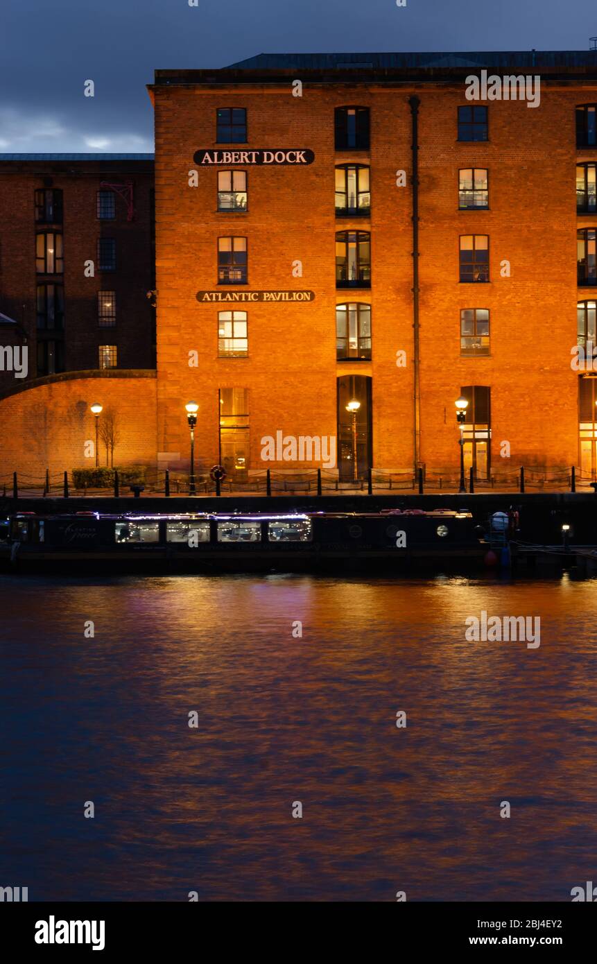 Liverpool, Royaume-Uni : 16 mars 2019 : le Royal Albert Dock est situé sur le front de mer de Liverpool, classé au patrimoine mondial de l'UNESCO. Une destination touristique populaire la nuit Banque D'Images