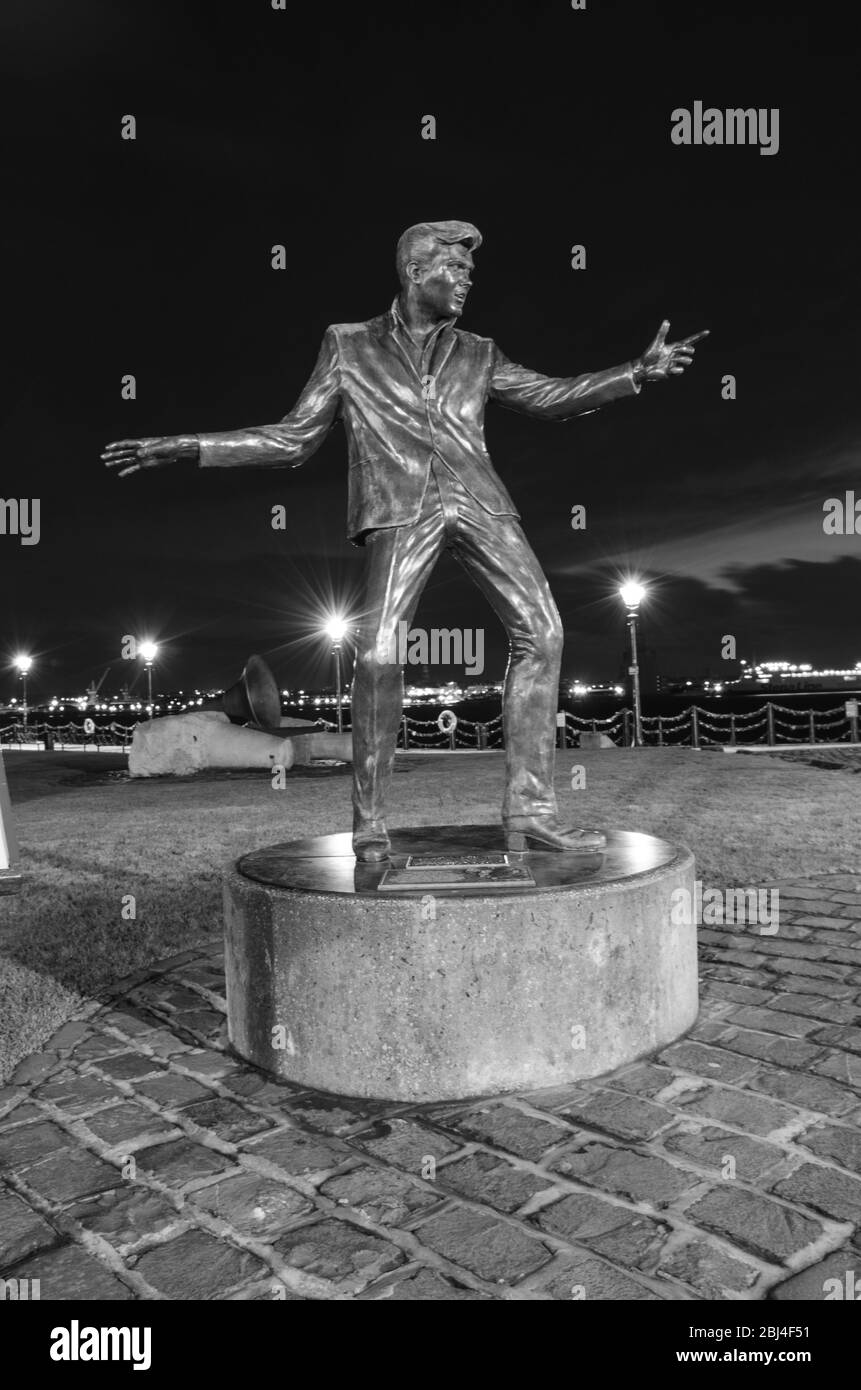 Liverpool, Royaume-Uni : 16 mars 2019 : la statue de bronze de Billy Fury au Musée national de la vie de Liverpool. Le sculpteur Tom Murphy est né à Liverpoo Banque D'Images