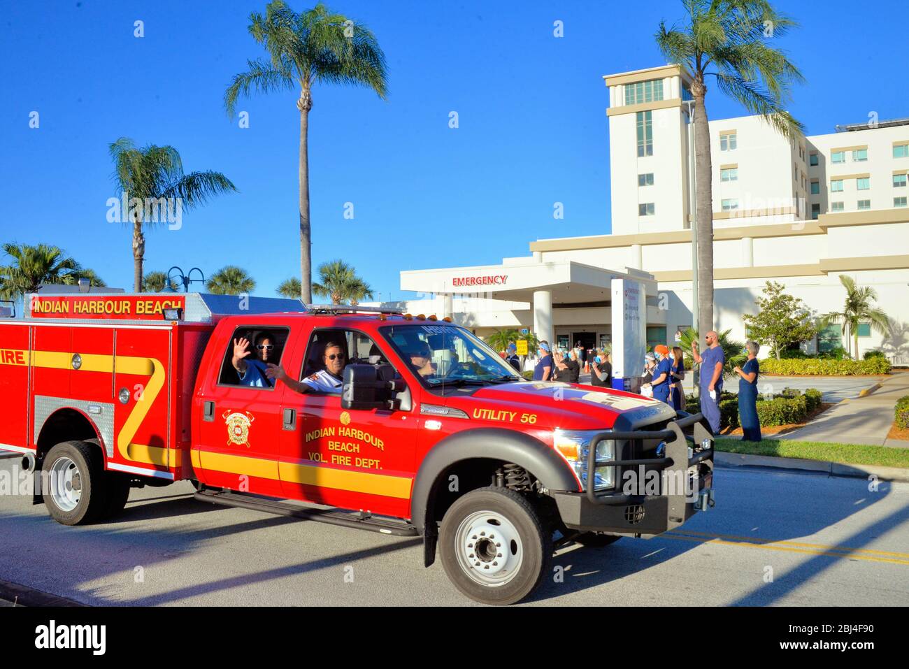 Melbourne, Floride, États-Unis. 27 avril 2020 de nombreux organismes de services publics du comté de Brevard et de la ville ont défilé devant les hôpitaux locaux de la région du comté sud pour appuyer tous les intervenants. Faire preuve de reconnaissance aux communautés pour l'ensemble de nos médecins, infirmières, employés d'hôpitaux et professionnels de la santé locaux qui prennent soin des patients pendant cette pandémie de coronavirus. Crédit photo : Julian Leek/Alay Live News Banque D'Images