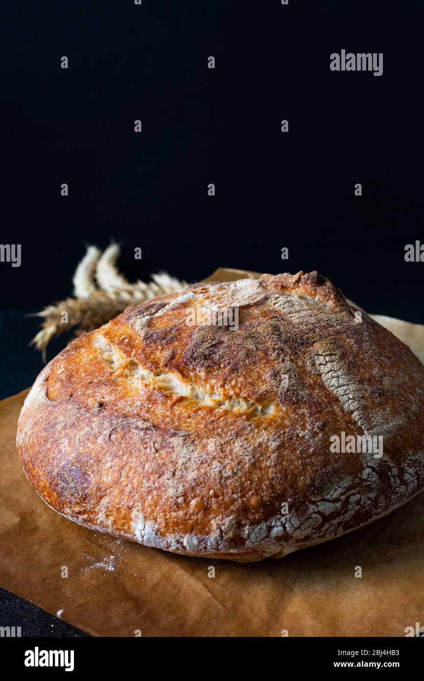 Maison cuisine pain biologique fait maison de pâte à pain sur fond noir avec espace de copie Banque D'Images