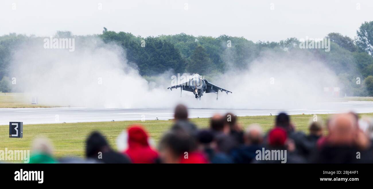 Marine espagnole EAV-8 B Harrier II plus décollage sous la pluie. Banque D'Images