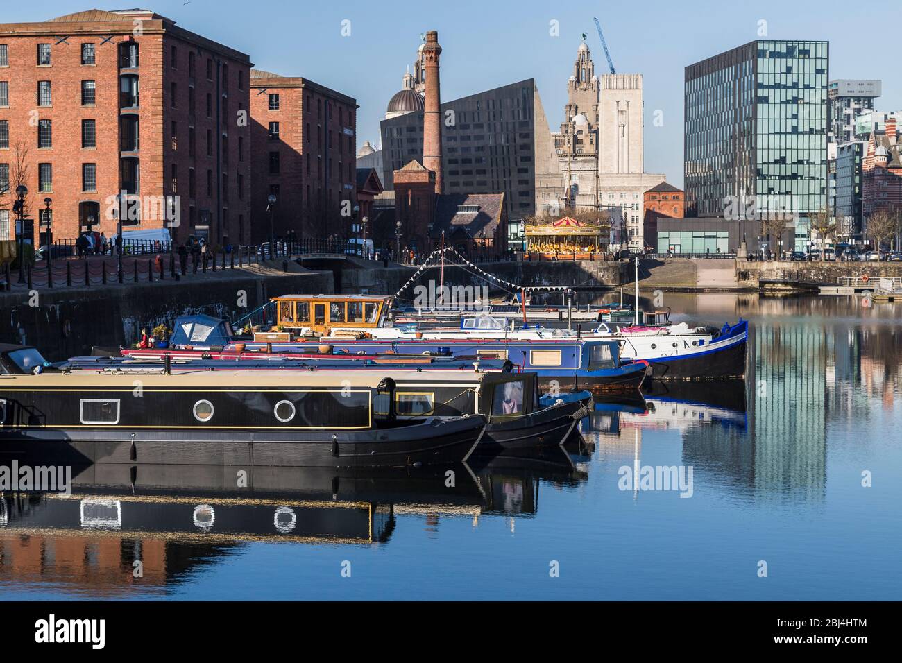 Des bateaux amarrés dans les eaux tranquilles de Salthouse Dock à Liverpool. Banque D'Images