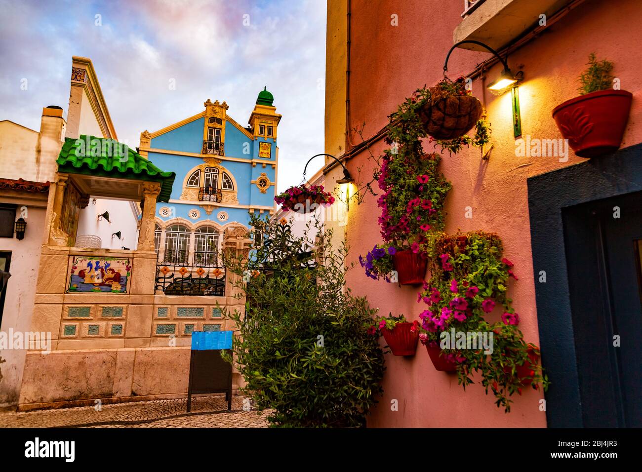 Aveiro, Portugal, fleurs décorant un bâtiment historique de la vieille ville Banque D'Images