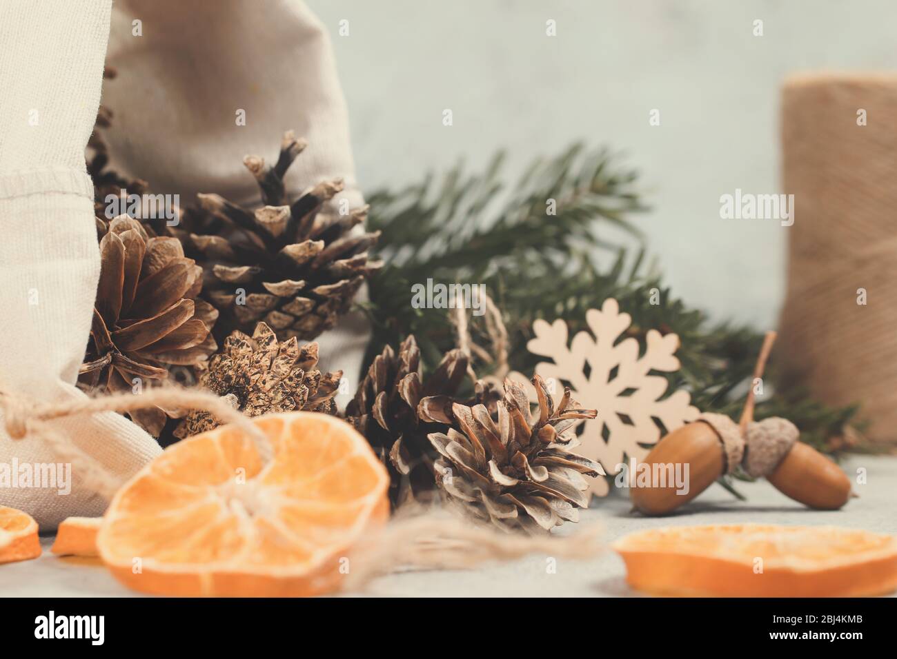 Concept de noël écologique et sans gaspillage. Décorations naturelles et branches d'un arbre de Noël sur la table Banque D'Images