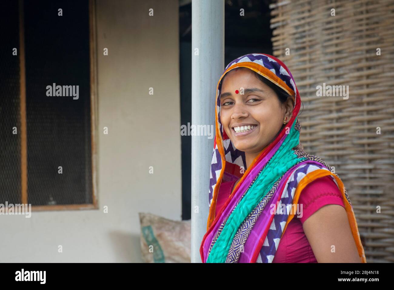 Femme indienne à sari à sa maison dans le village Banque D'Images