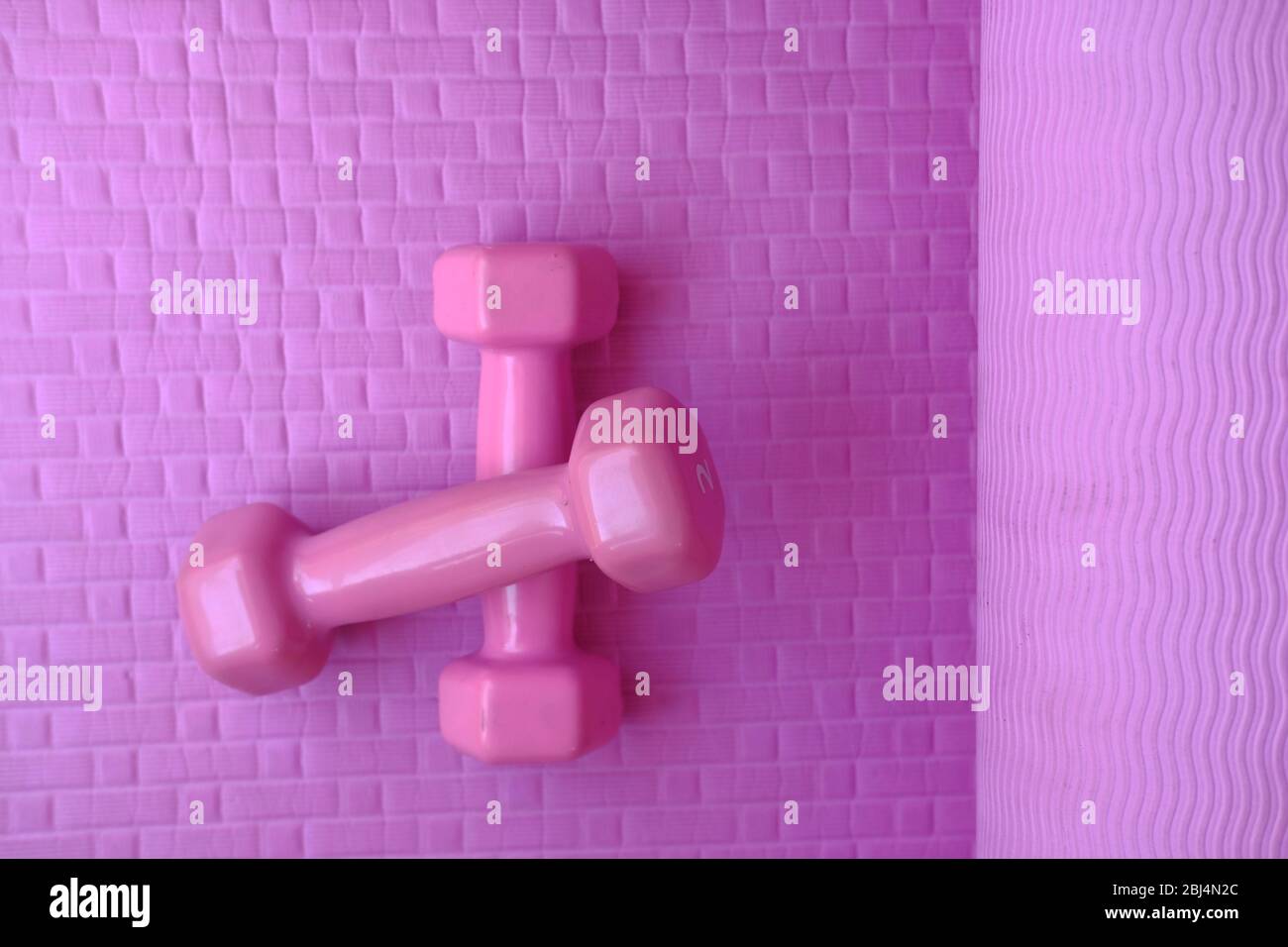 Gros plan sur le tapis d'exercice de couleur rose Banque D'Images