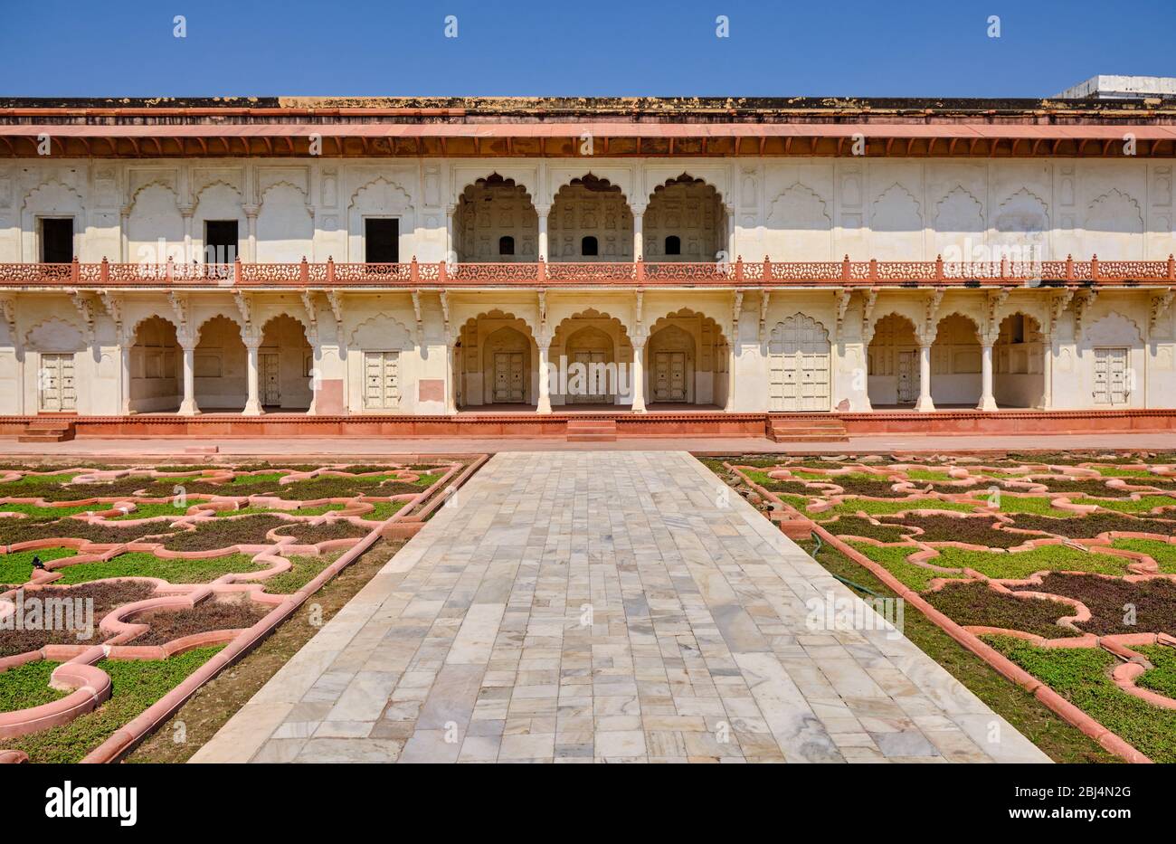 Jardin d'Anguri Bagh et pavillon Diwan-i-Khas (salle d'audience privée) au fort d'Agra à Agra, Uttar Pradesh, Inde Banque D'Images