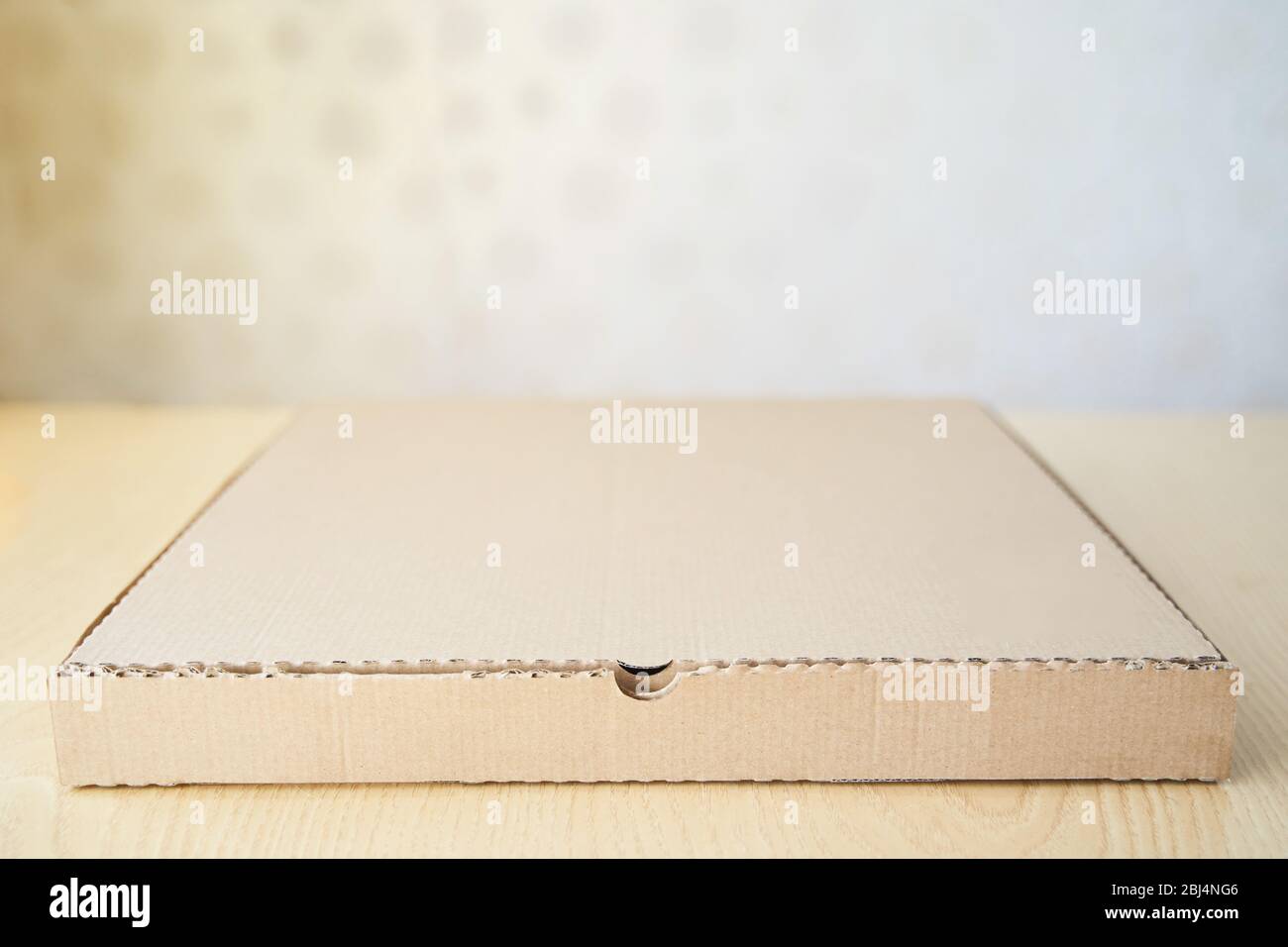 Carton blanc marron boîte en papier Pizza isolée sur la table. Banque D'Images
