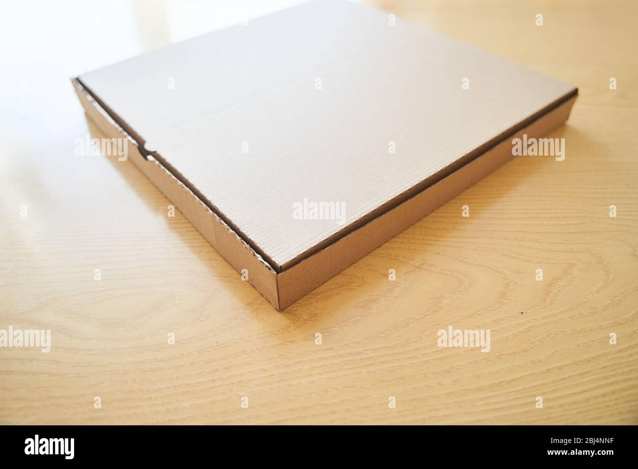 Carton blanc marron boîte en papier Pizza isolée sur la table. Banque D'Images