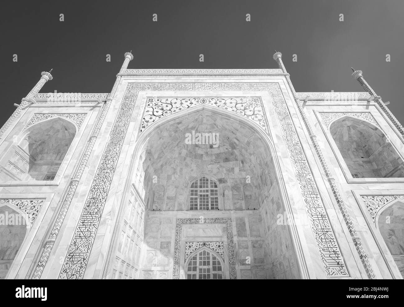 Détails de la façade dans le marbre blanc du mausolée Taj Mahal construit en 1643 par l'empereur Mughal Shah Jahan pour abriter la tombe de sa femme Mumtaz Mahal Banque D'Images
