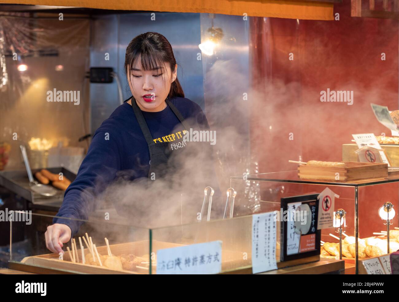 Un vendeur au marché Nishiki également connu sous le nom de cuisine Kyotos vendant des aliments Banque D'Images