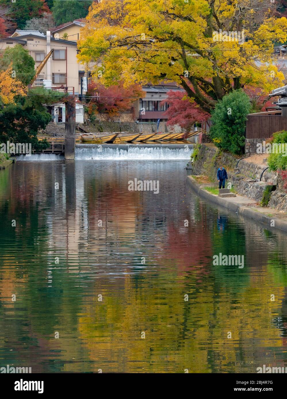 Couleurs d'automne pendant la saison d'automne par la rivière Oi-gawa dans le district d'Arashiyama à Kyoto, au Japon Banque D'Images