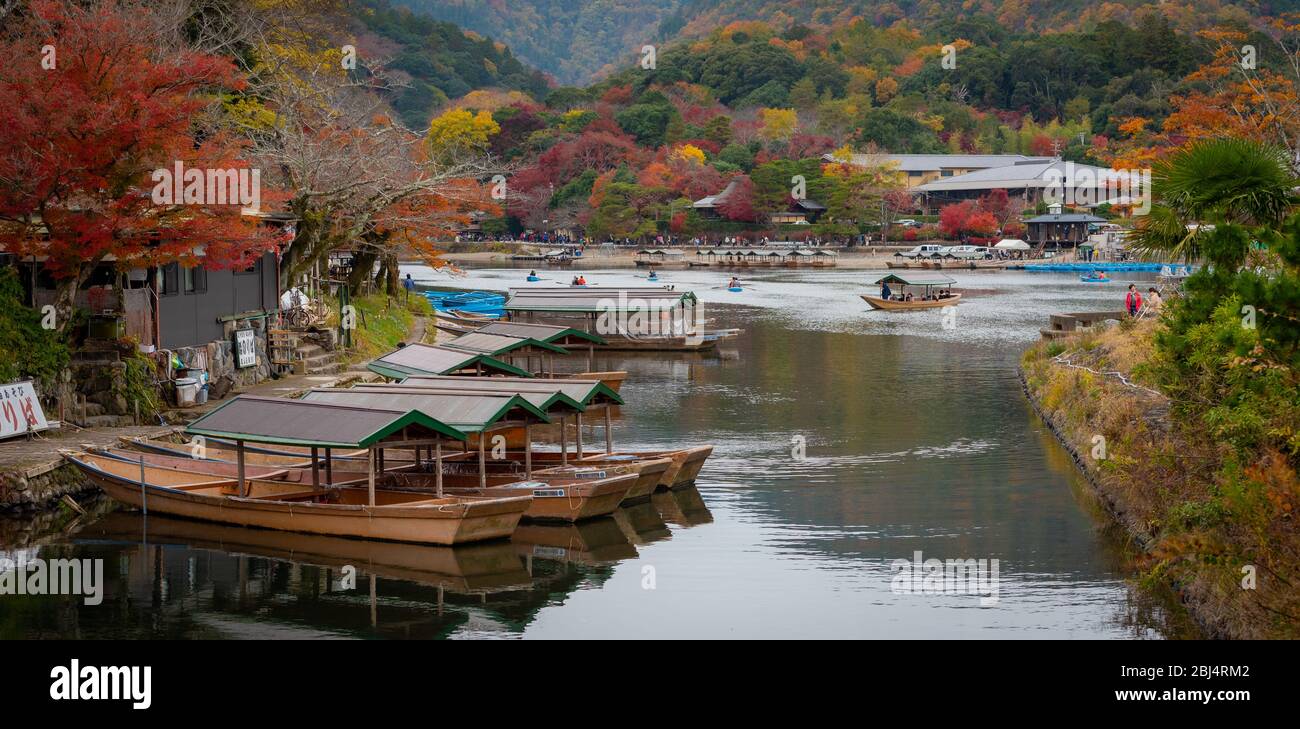 Couleurs d'automne pendant la saison d'automne par la rivière Oi-gawa dans le district d'Arashiyama à Kyoto, au Japon Banque D'Images
