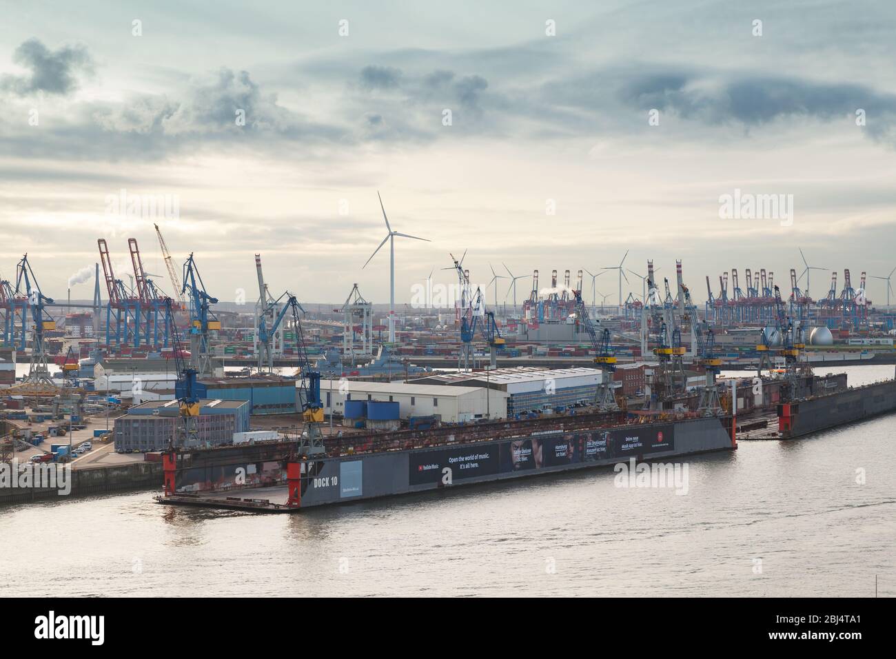 Hambourg, Allemagne - 26 novembre 2018 : des quais flottants et des navires sont sur la rivière Elbe dans le port de Hambourg Banque D'Images