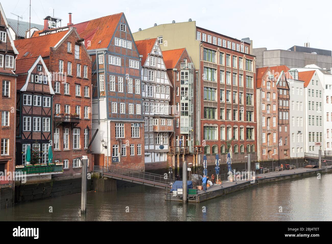 Hambourg, Allemagne - 30 novembre 2018 : vue sur la vieille ville de Hambourg avec façades de maisons de vie à Altstadt, les touristes marchent sur la jetée flottante Banque D'Images