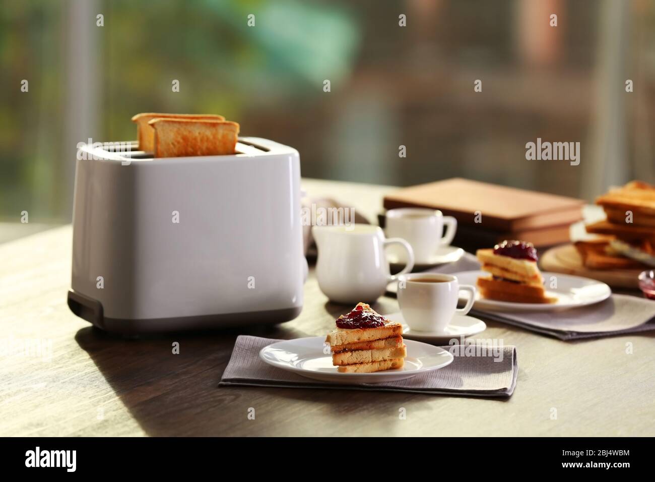 Table pour le petit-déjeuner avec toasts et café, sur fond flou Banque D'Images