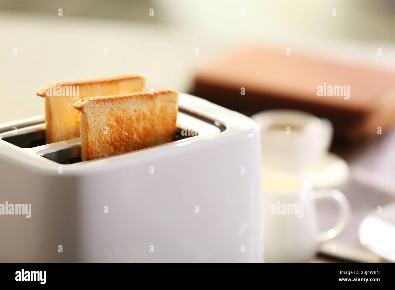 Table pour le petit-déjeuner avec toasts et café, sur fond flou Banque D'Images
