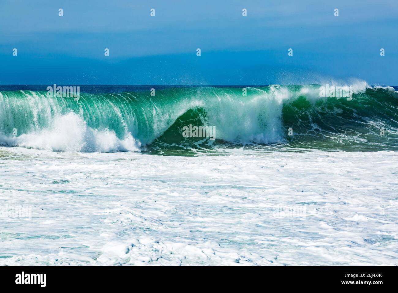 Grandes vagues bleues avec mousse blanche Banque D'Images