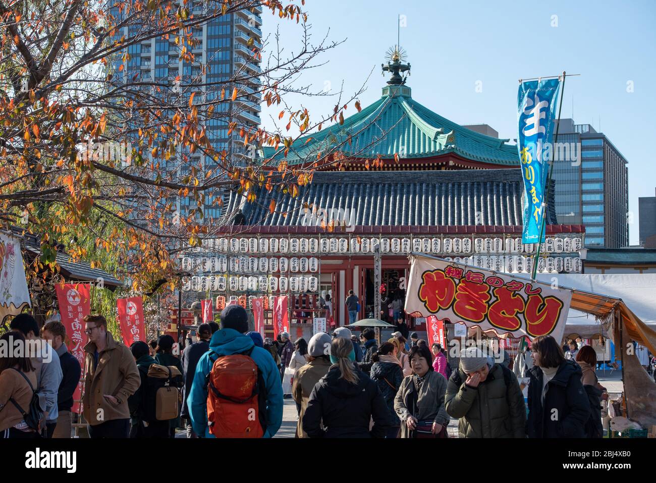 Les gens marchant vers le temple Shinobazu-no-ike Bentendo dans le parc ueno à tokyo. Gratte-ciels modernes en arrière-plan contrastant avec l'ancien temple, Banque D'Images