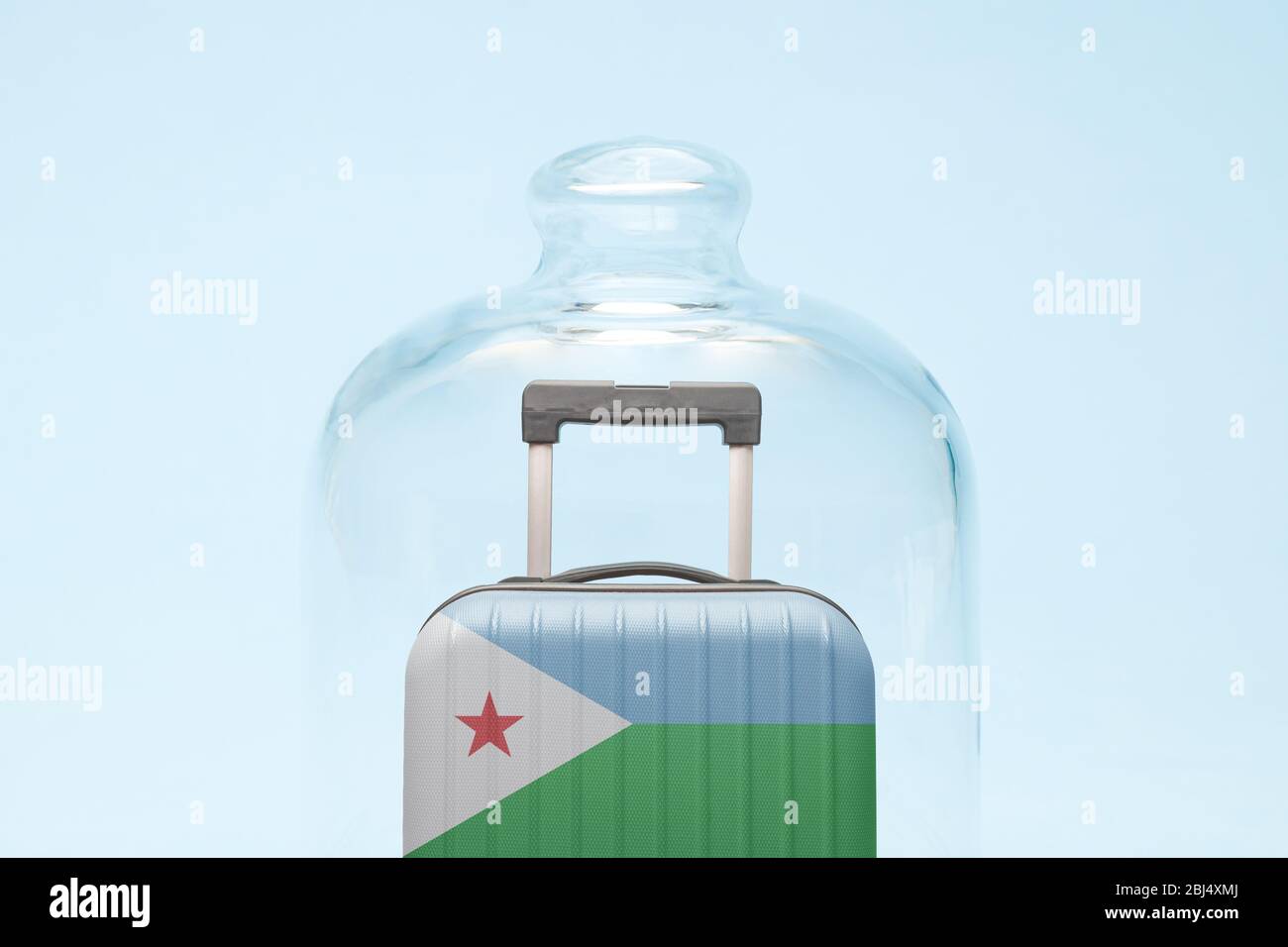 Valise avec drapeau de Djibouti en quarantaine concept de restriction de voyage minimale de coronavirus créatif. Banque D'Images