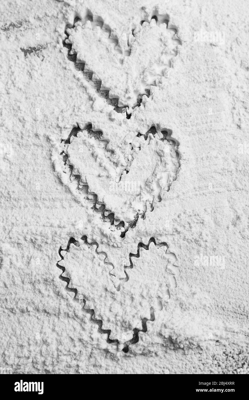 Coeurs de farine sur fond gris Banque D'Images