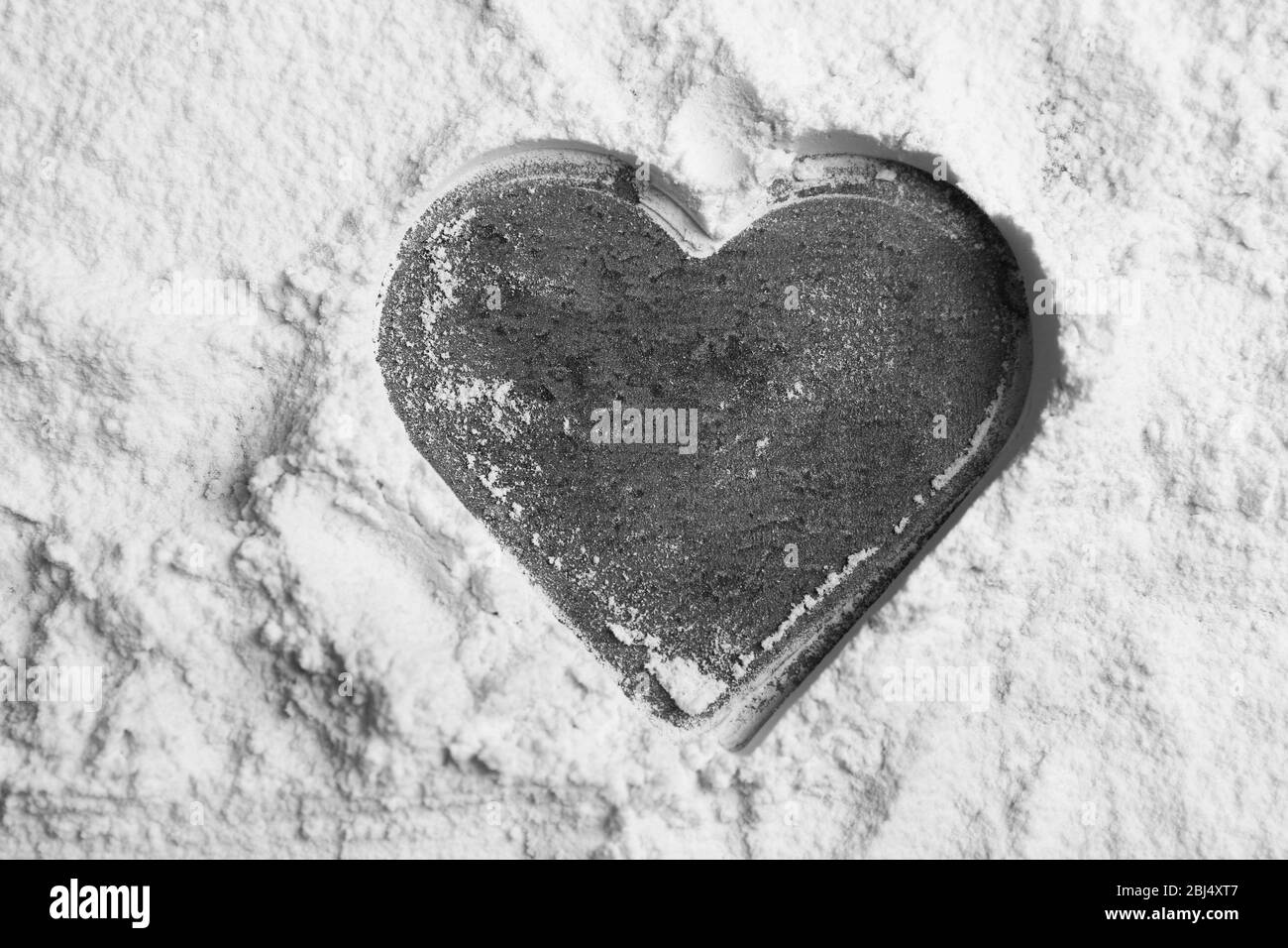 Coeur de farine sur fond gris Banque D'Images