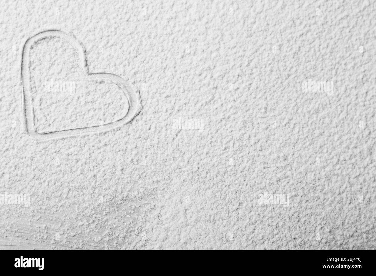 Coeur de la farine sur fond de bois Banque D'Images