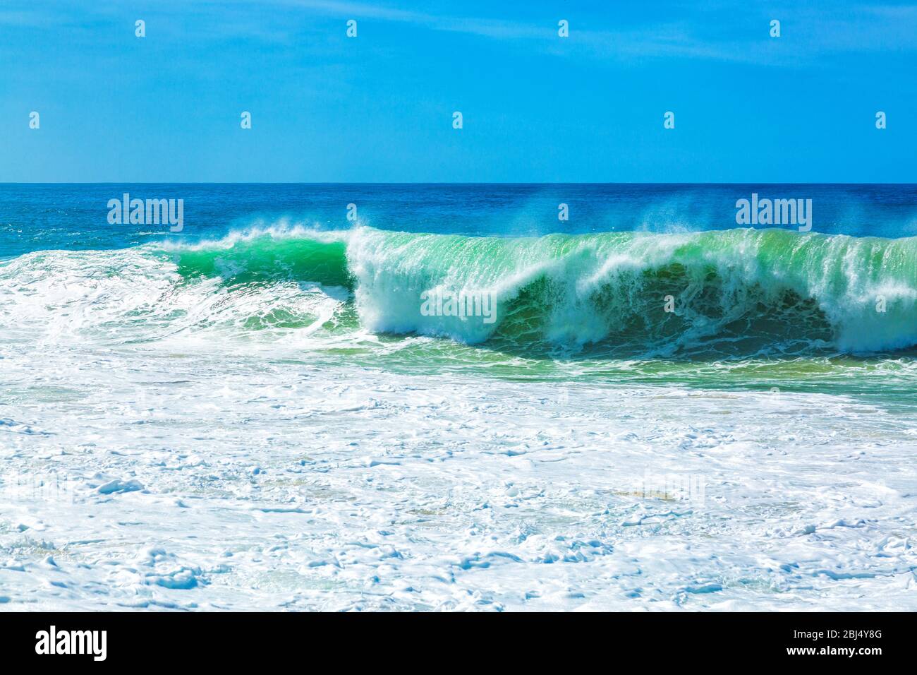 Grandes vagues bleues avec mousse blanche Banque D'Images