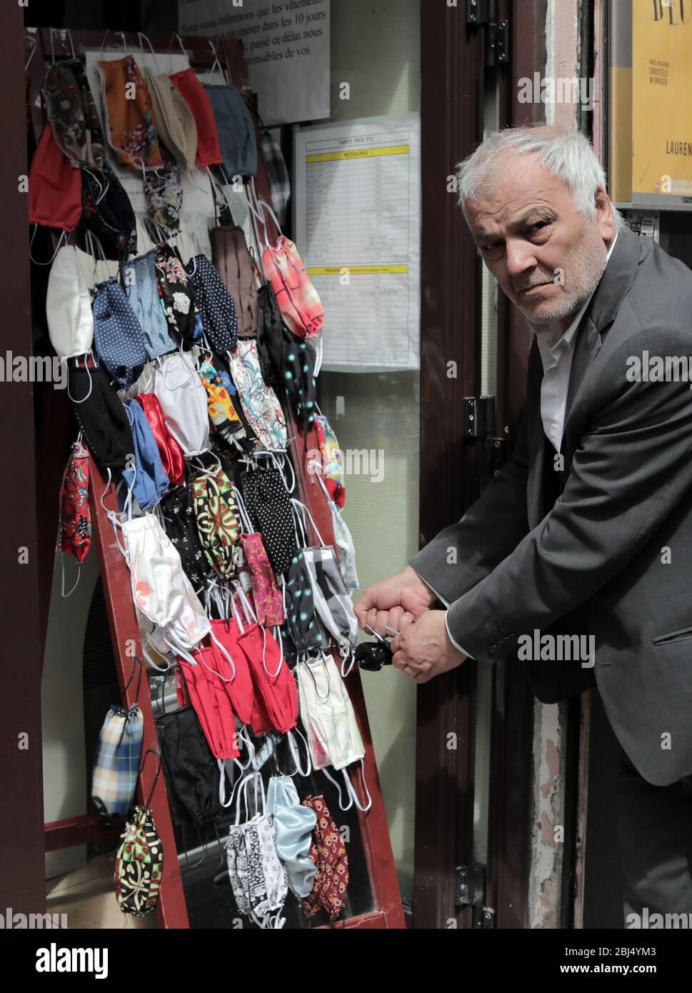 Paris, France. 28 avril 2020. Un tailleur a tendance à des masques de coton auto-fabriqués à vendre dans sa boutique de Paris, France, mardi 28 avril 2020. Le premier ministre français a annoncé aujourd'hui que des masques de protection, qui sont en grave pénurie depuis l'épidémie de pandémie, seront disponibles pour tous à partir du 11 mai. Photo par Eco Clement/UPI crédit: UPI/Alay Live News Banque D'Images