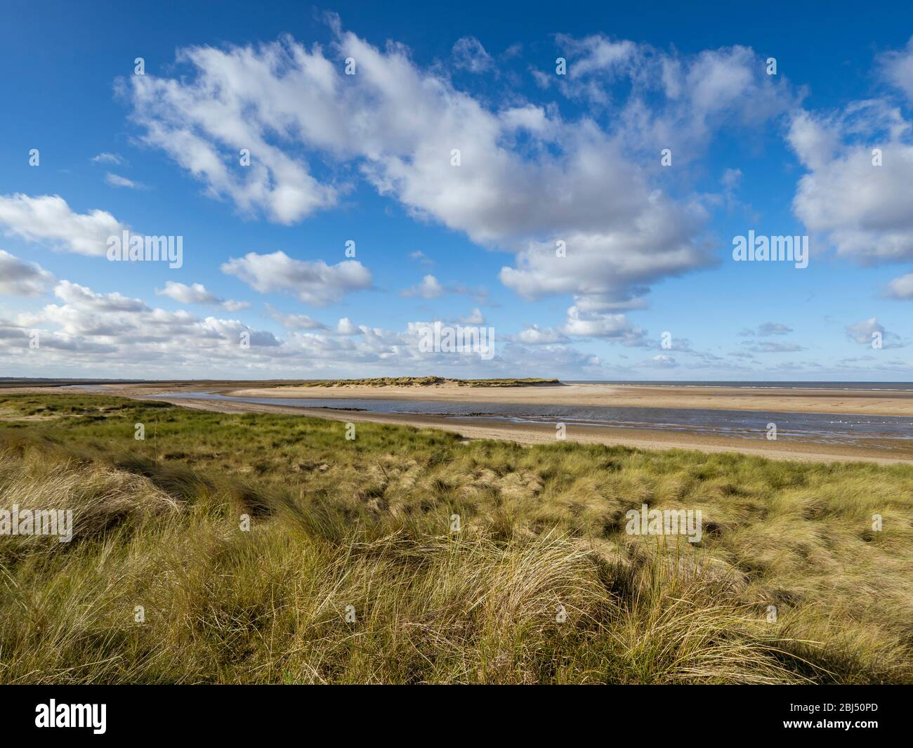 Vue depuis les dunes de sable sur la côte nord du comté de Norfolk. Banque D'Images